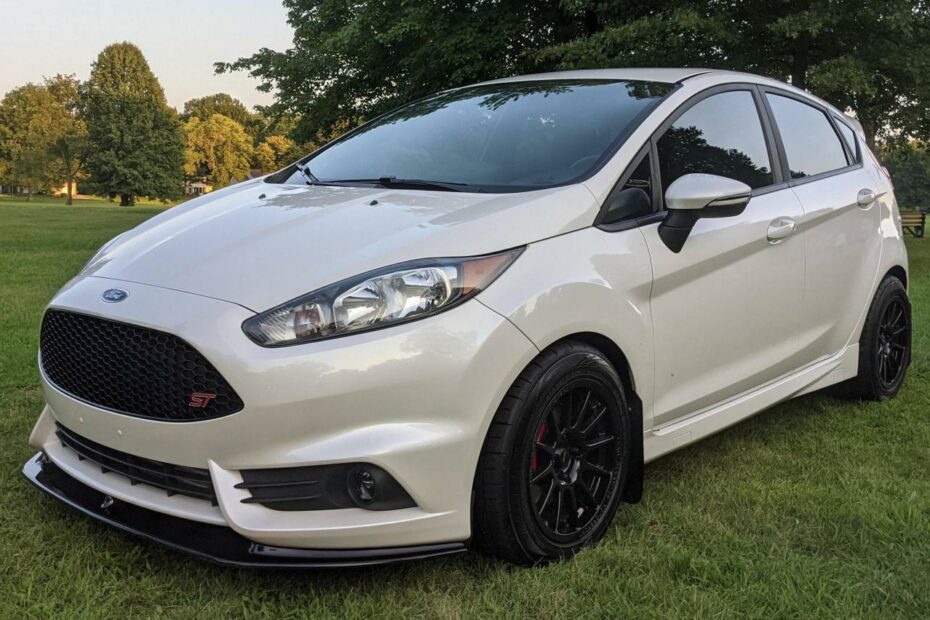 Ford Fiesta St White: Sự Tinh Khiết Trong Tầm Mắt